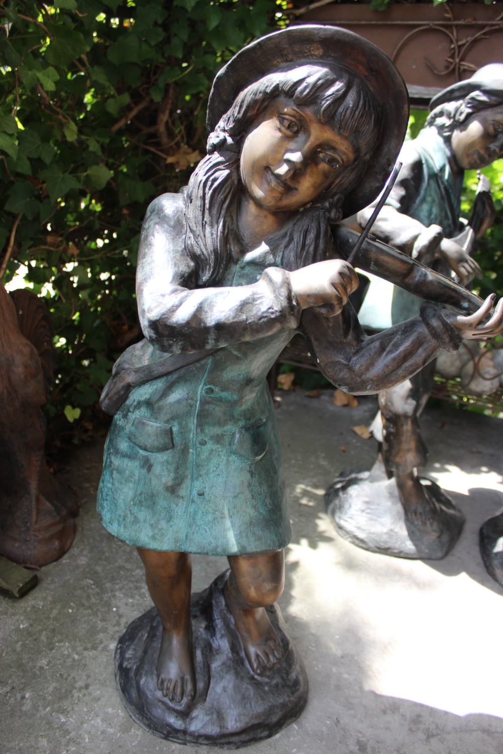 Bronzefigur / Bronzeskulptur -Geigenspielerin
